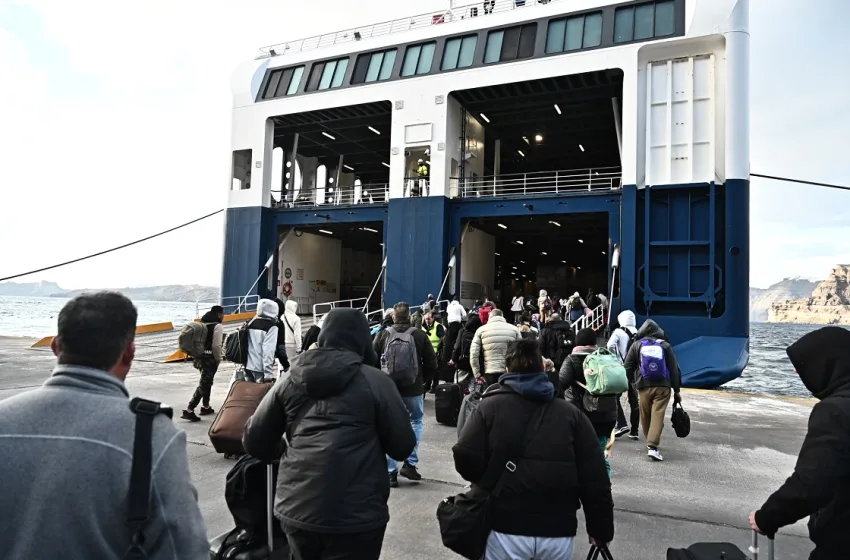  Σε εξέλιξη επιχείρηση απομάκρυνσης επιβατών με βάρκες από καράβι που προσάραξε