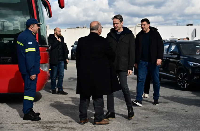  Στη Σαντορίνη ο Μητσοτάκης – Επισκέφθηκε το κινητό επιχειρησιακό κέντρο της Πυροσβεστικής