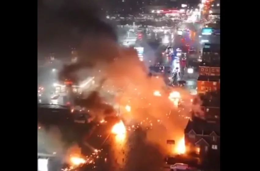  ΗΠΑ/Νέα αεροπορική τραγωδία- Ιδιωτικό αεροσκάφος με παιδί ασθενή συνετρίβη σε συνοικία-Τρομακτικά βίντεο