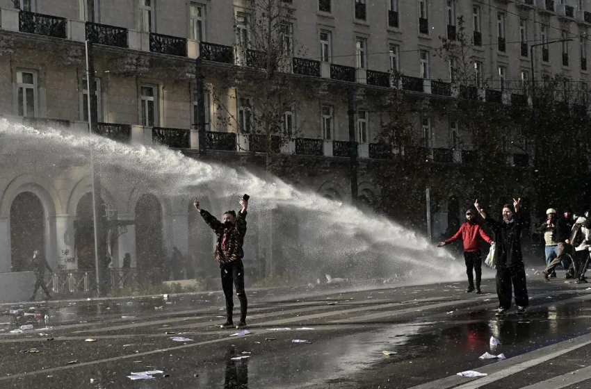 Δημογλίδου για ρίψη νερού σε διαδηλωτές: Επιλέξαμε το ηπιότερο μέσο…