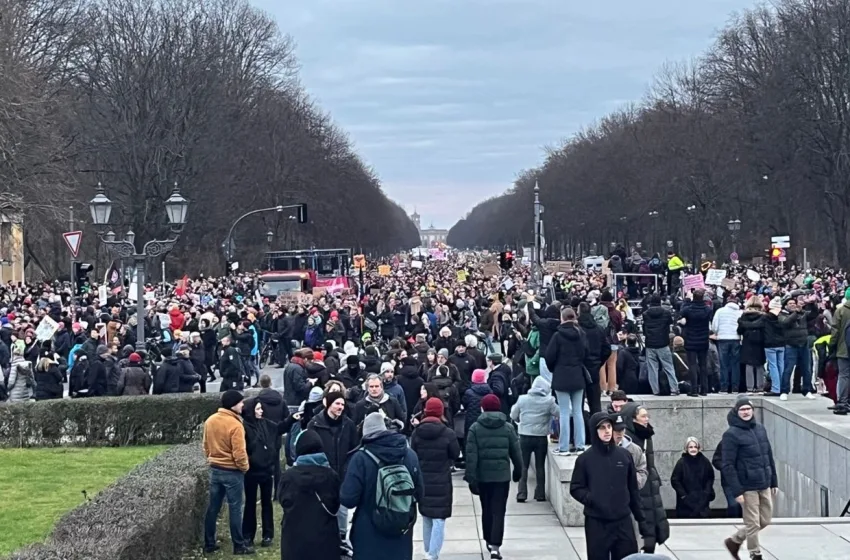  Βερολίνο: Χιλιάδες στους δρόμους κατά της ακροδεξιάς – Ο Μερτς καλεί σε ”ειρηνικές διαδηλώσεις”