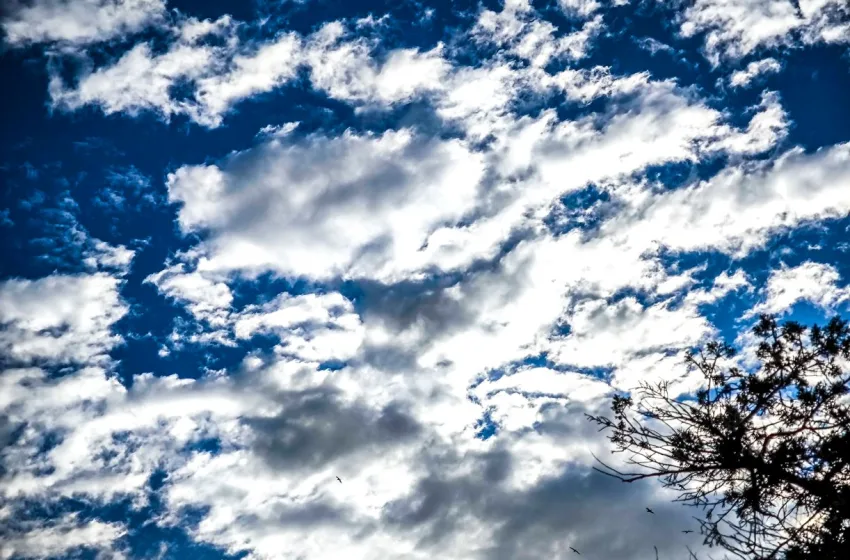  Καιρός: Άνοδος θερμοκρασίας την Τρίτη αλλά με κατά τόπους χιόνια και καταιγίδες