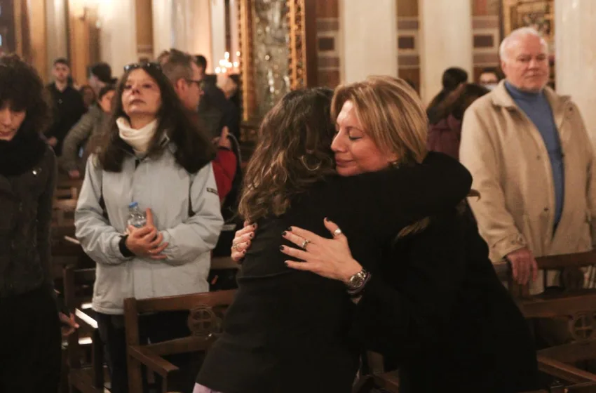  Tρισάγιο για τα 57 θύματα των Τεμπών στην Μητρόπολη