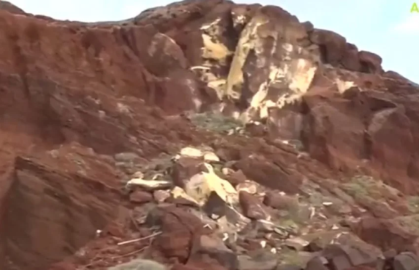  Σαντορίνη: Έκλεισε η Κόκκινη Παραλία – Έπεσαν κομμάτια βράχων