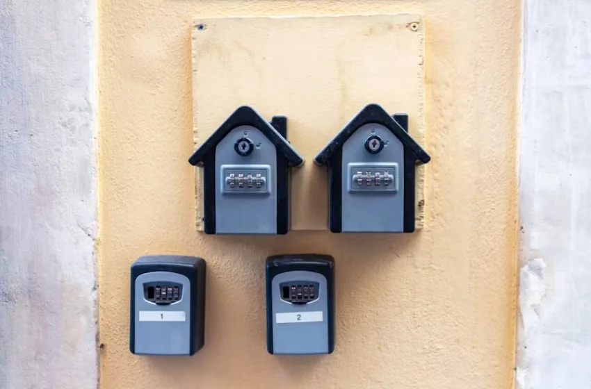  Ρώμη: Νέα εκστρατεία για να αφαιρεθούν οι κλειδoθήκες έξω από Airbnb διαμερίσματα