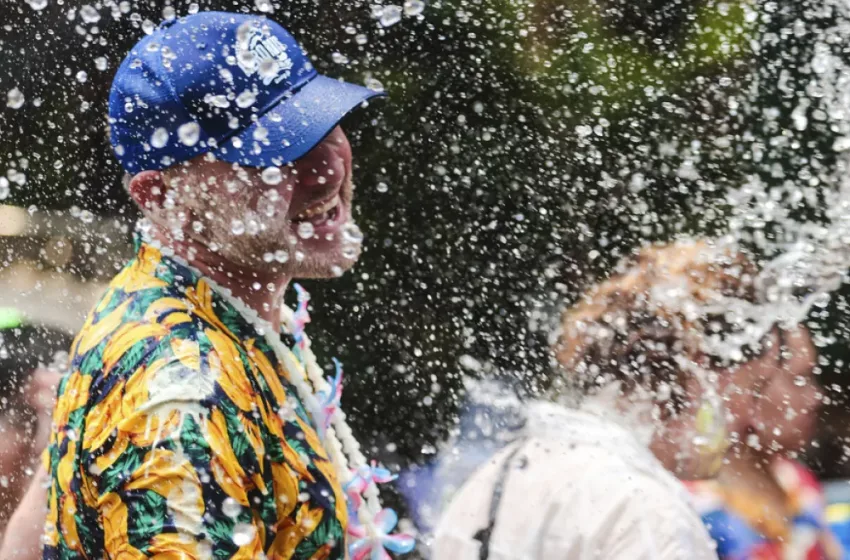  Βόλος: 58χρονος γυμνός στο μπαλκόνι, με τσίτα  μουσική,έβρεχε με το λάστιχο  περαστικούς