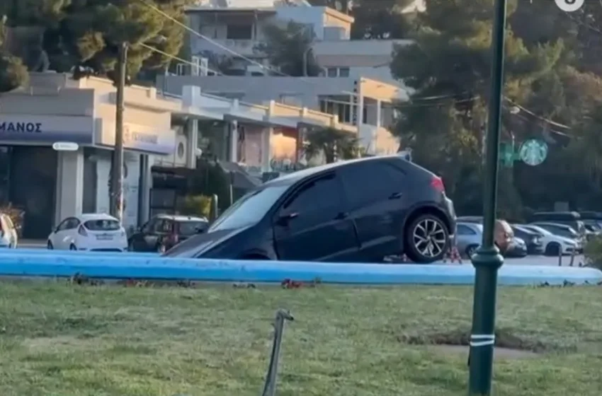  Αυτοκίνητο έπεσε μέσα σε συντριβάνι στη Νέα Κηφισιά