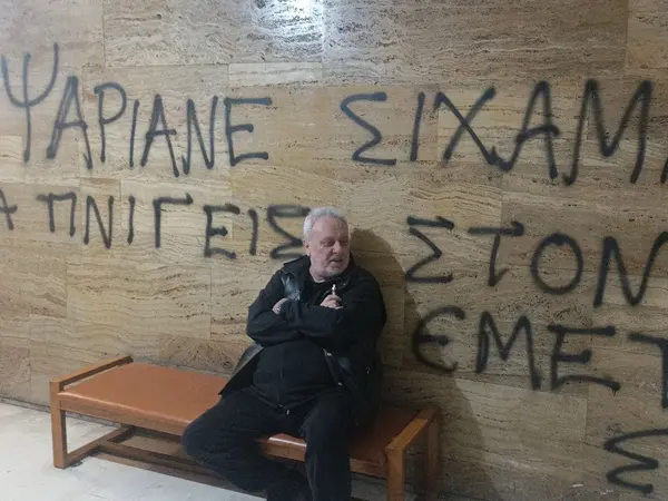  Ρουβίκωνας: Παρέμβαση στο σπίτι του Ψαριανού – “Σίχαμα, θα πνιγείς στον εμετό σου”