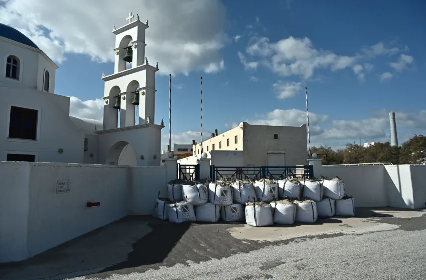  Οχυρώνεται η Σαντορίνη: Σακιά άμμου στο εργοστάσιο ΔΕΗ- “Καμπανάκι” Συνολάκη για τσουνάμι-ηφαίστειο- Τα τρία ενδεχόμενα