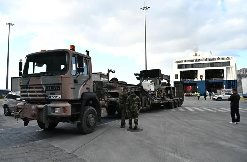  Σαντορίνη: Στο νησί οχήματα Στρατού, Πυροσβεστικής, Αστυνομίας και ΔΕΔΔΗΕ (εικόνες)