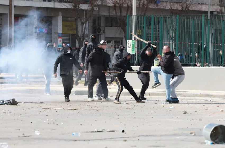  Θεσσαλονίκη: Επεισόδια και άγριο ξύλο σε διαδηλωτές με Ελληνικές σημαίες