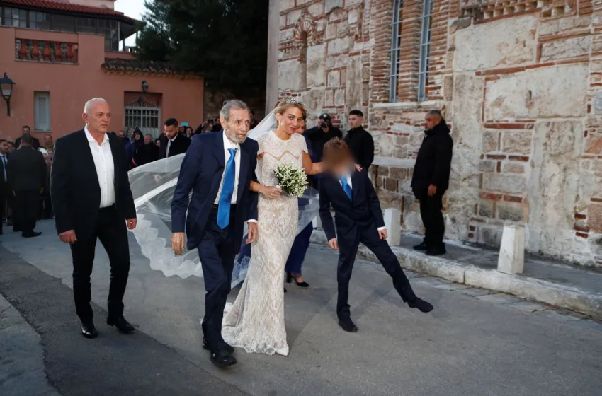  Παντρεύτηκαν Χρυσή Βαρδινογιάννη και Νικόλαος Ντε Γκρες στην Πλάκα