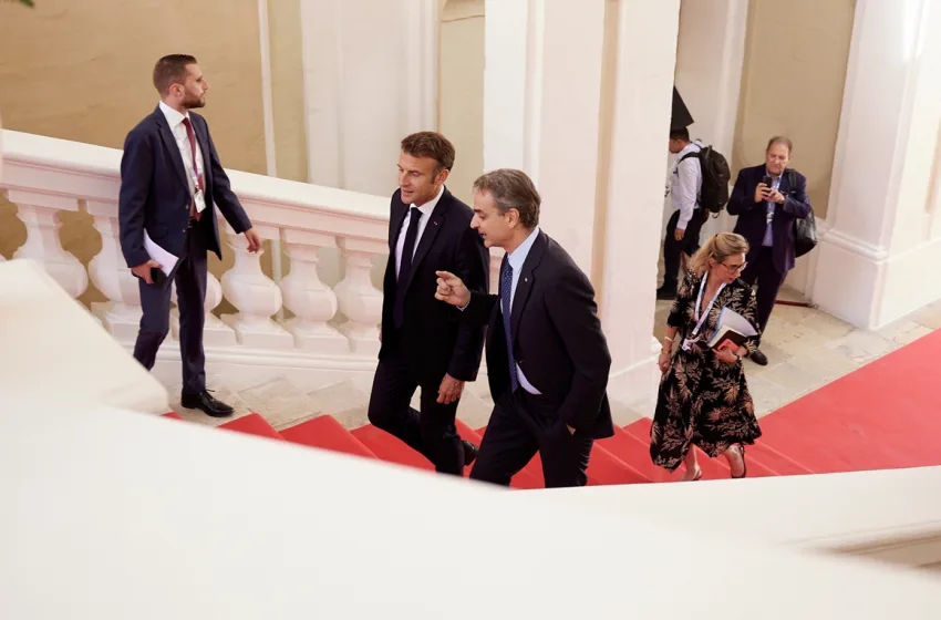  Παρασκήνιο: “Meteor…ες” οι σχέσεις Μητσοτάκη- Μακρόν- Πρόβλημα και με την Μελόνι