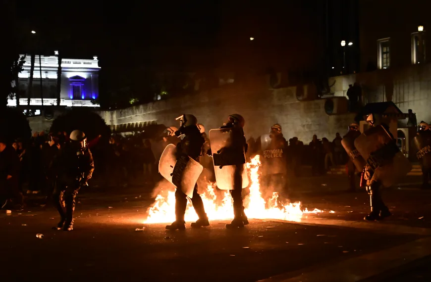 Επεισόδια στο Σύνταγμα- Μολότοφ και κρότου λάμψης (εικόνες, vid)