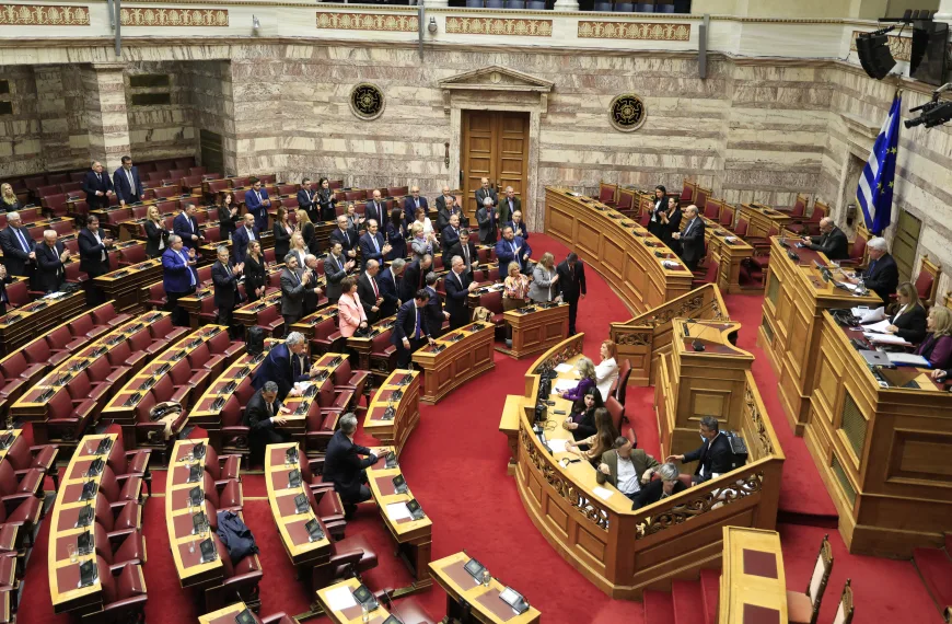 Απορρίφθηκε η πρόταση δυσπιστίας- 136 υπέρ, 157 κατά, απείχαν 9…