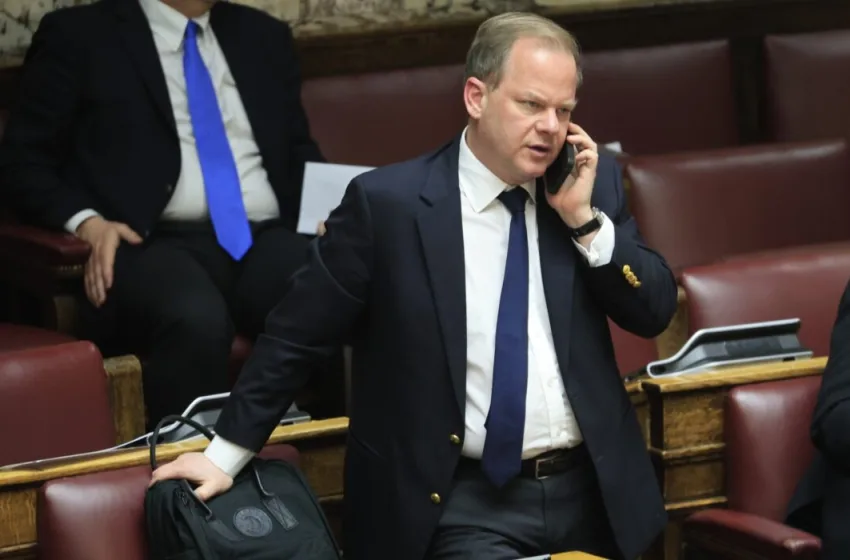  Φήμες ότι ο Καραμανλής σκέπτεται να παραιτηθεί- Έντονες πιέσεις, αντιδρά ο πατέρας του