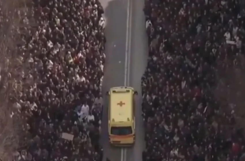  Τέμπη: Διαδηλωτές ανοίγουν “διάδρομο σωτηρίας” για να σωθεί μια ζωή