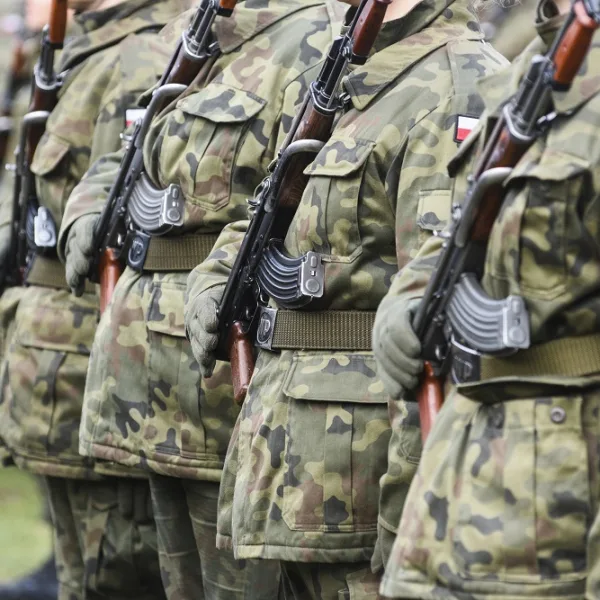 Πολωνοί …στα όπλα- Τουσκ: “Όλοι οι άνδρες θα περνούν στρατιωτική εκπαίδευση”- Στόχος μία δύναμη 500.000 στρατιωτών