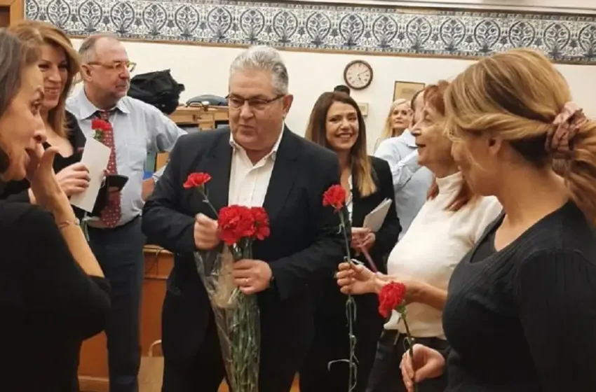  Κόκκινα γαρύφαλλα από τον Κουτσούμπα στις δημοσιογράφους της βουλής για την 8η Μάρτη