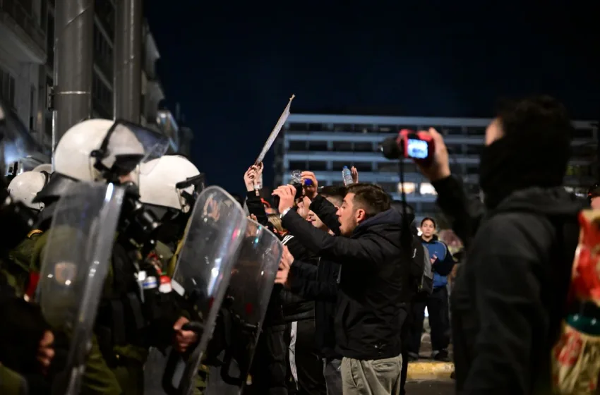  Σύνταγμα: “Ψεκάστε τους να φύγουν” – Νέο βίντεο με ΜΑΤ κατά διαδηλωτών