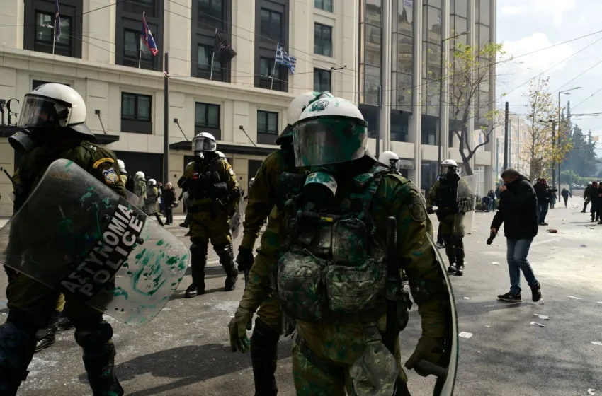  Τέμπη: “Αγκαλιαζόμασταν  για να προστατεύσουμε την αδερφή μας από τα γκλομπ των ΜΑΤ” 