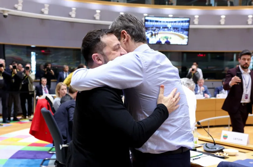  Θερμός εναγκαλισμός Μητσοτάκη-Ζελένσκι στη Σύνοδο Κορυφής στις Βρυξέλλες
