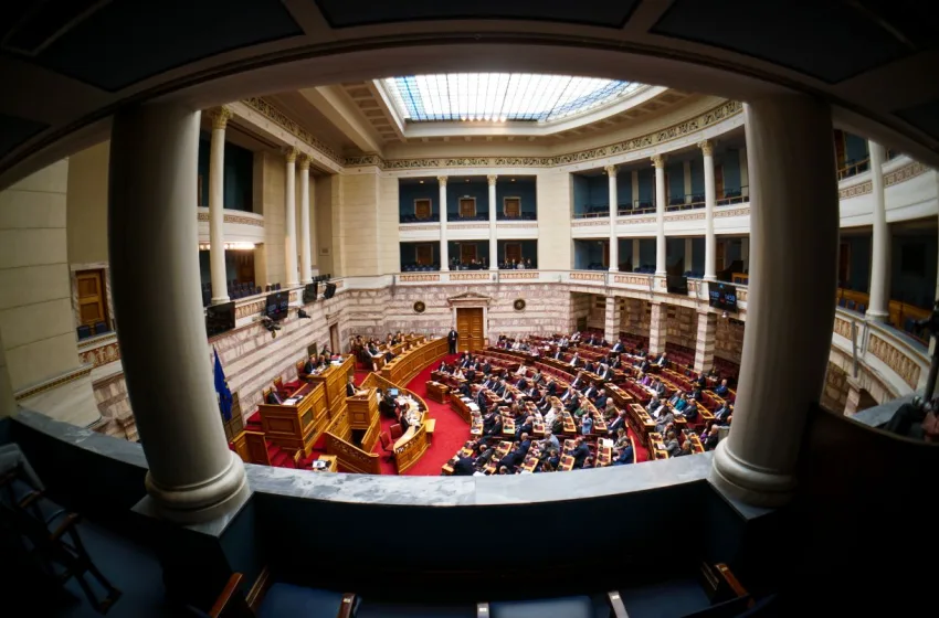  Βουλή/Τέμπη: Ολομέτωπη επίθεση της αντιπολίτευσης στην κυβέρνηση