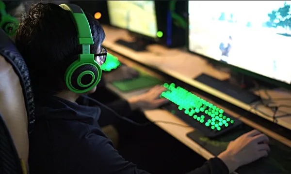 Γιατί σταματάμε να παίζουμε παιχνίδια ως ενήλικες; Πόσο σημαντικό είναι να μάθουμε ξανά;