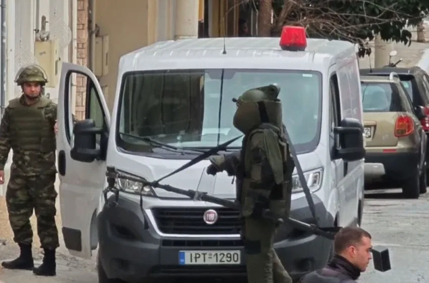  Πειραιάς: Η επιχείρηση των πυροτεχνουργών του Στρατού για την απομάκρυνση της χειροβομβίδας (vid)