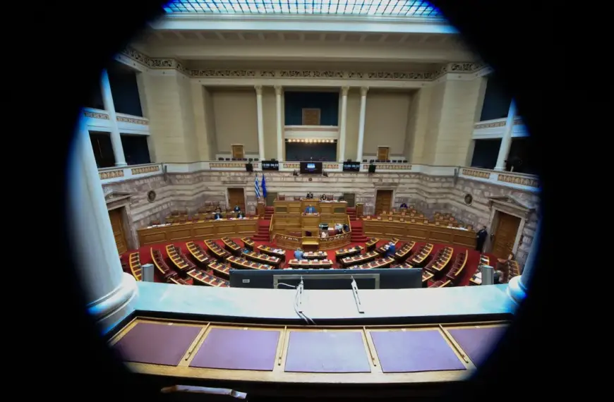 Βουλή: Σκληρή κόντρα για ΟΠΕΚΕΠΕ, ΟΠΕΚΑ μέχρι υποκλοπές