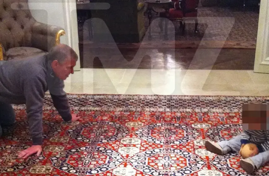 Νέα φωτογραφία του Άντριου προκαλεί αποτροπιασμό-Παίζει με μωρό και μια μπάλα σε σχήμα γυναικείου στήθους