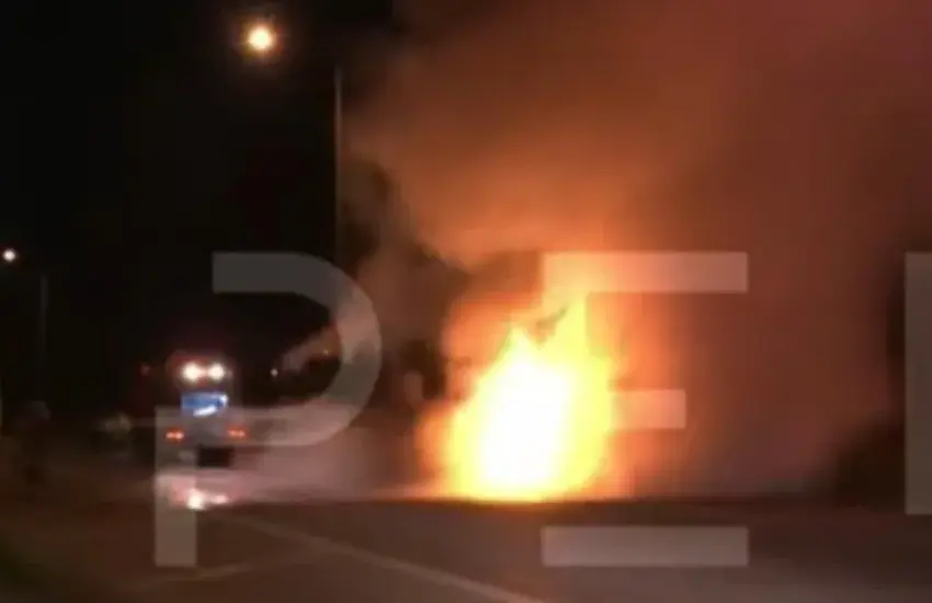  Φωτιά σε λεωφορείο ενώ βρισκόταν εν κινήσει στη Σίνδο